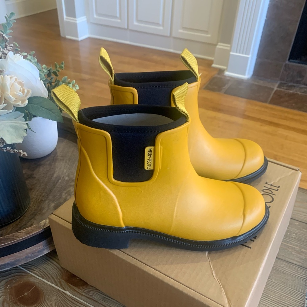 Merry People Bobbi Rain Boots in Mustard. NIB, never worn.